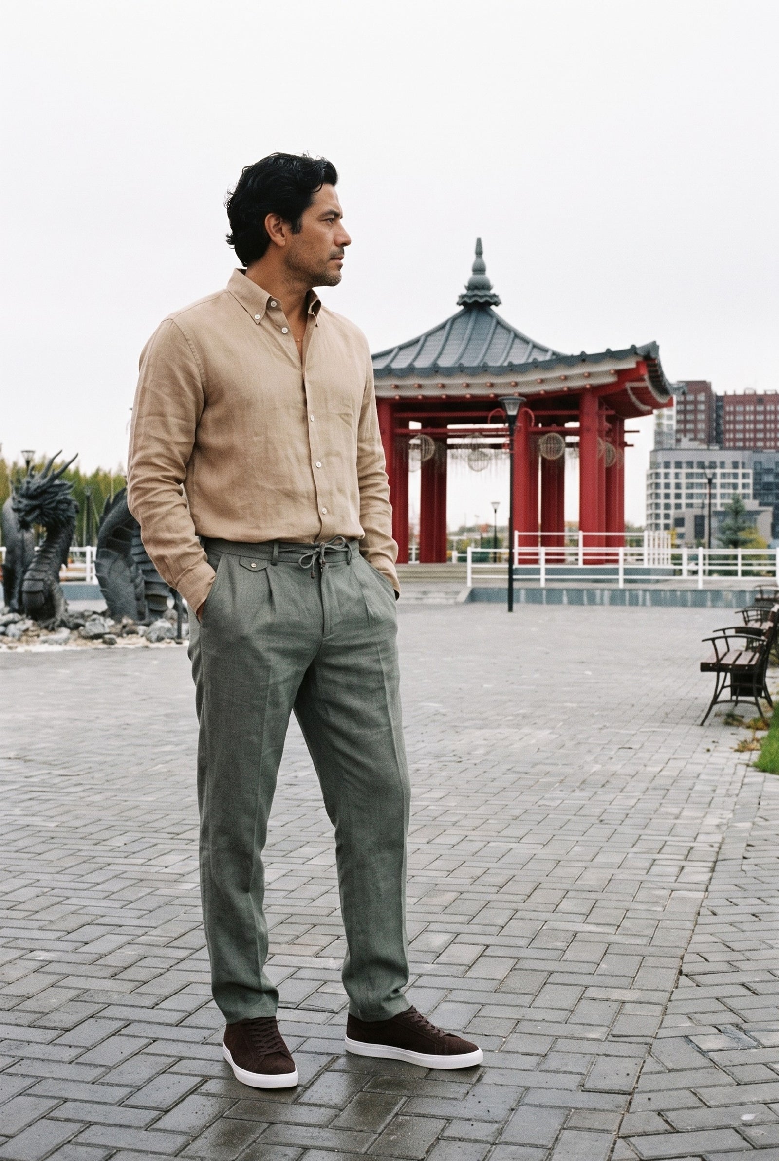 Look #1030 styled with Pantaloni da uomo verde salvia in 100% lino, plissettati, con coulisse, vestibilità dritta e rilassata.