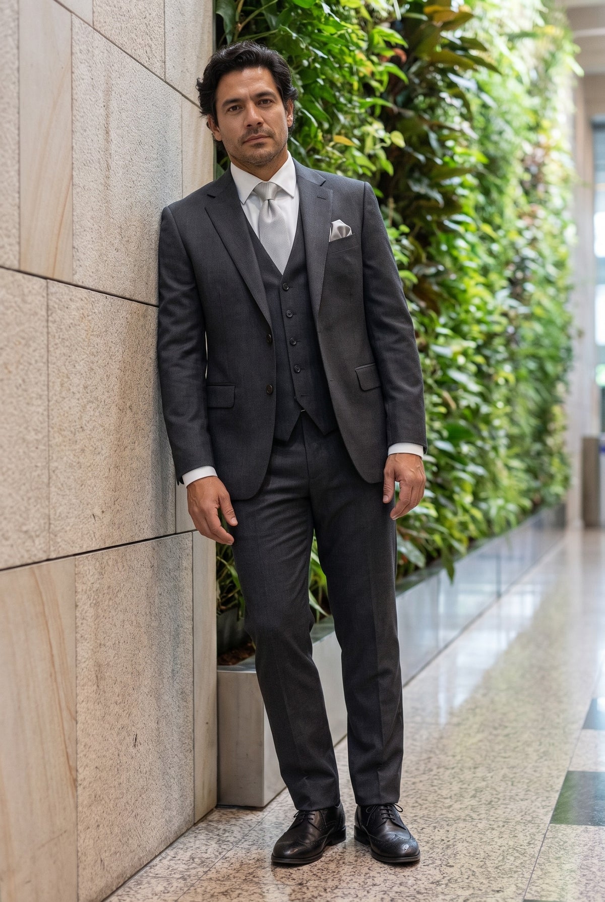 Look #814 styled with Abito da uomo grigio scuro antracite 3 pezzi classico con cuciture matrimonio estate ballo classico
