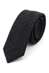 Confronta i colori Cravatta a spina di pesce in tweed da uomo con fazzoletto da taschino a quadri classici, colore nero