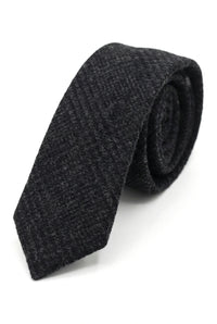 Confronta i colori Cravatta a spina di pesce in tweed da uomo con fazzoletto da taschino a quadri classici, colore nero