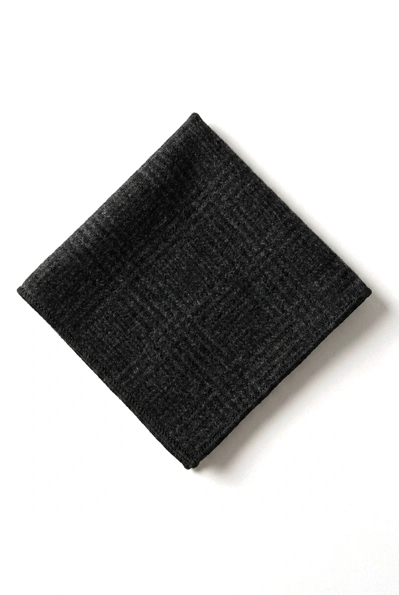 Confronta i colori Cravatta a spina di pesce in tweed da uomo con fazzoletto da taschino a quadri classici, colore nero