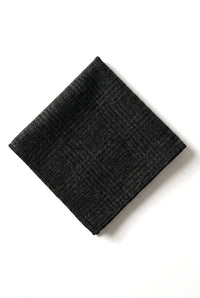 Confronta i colori Cravatta a spina di pesce in tweed da uomo con fazzoletto da taschino a quadri classici, colore nero