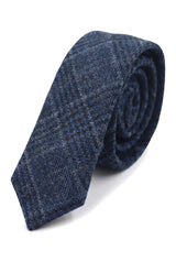 Confronta i colori Cravatta a spina di pesce in tweed da uomo con fazzoletto da taschino a quadri blu classico