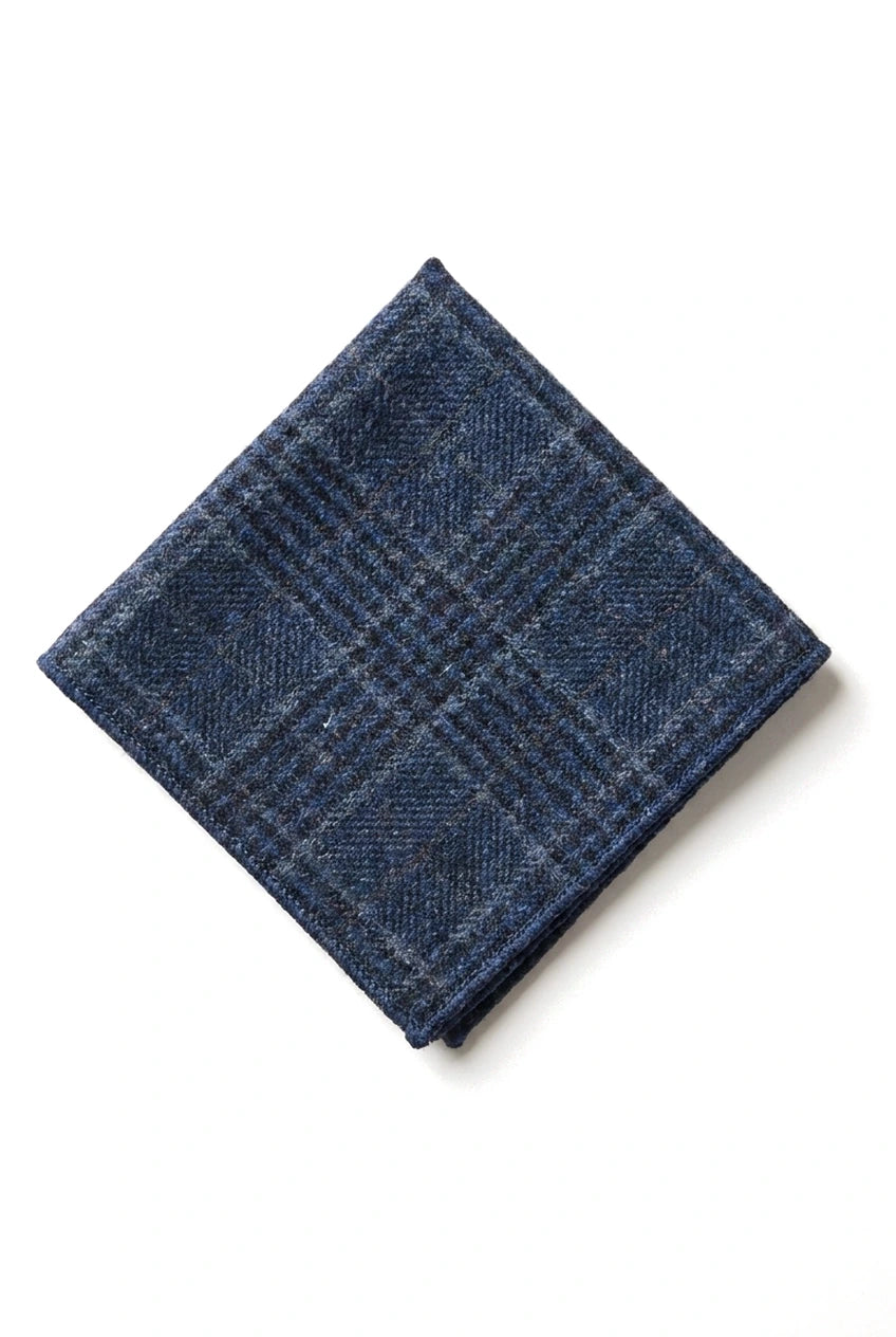 Confronta i colori Cravatta a spina di pesce in tweed da uomo con fazzoletto da taschino a quadri blu classico