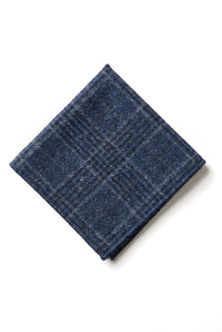 Confronta i colori Cravatta a spina di pesce in tweed da uomo con fazzoletto da taschino a quadri blu classico