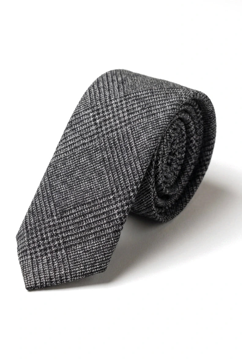 Confronta i colori Cravatta a spina di pesce in tweed da uomo con fazzoletto da taschino a quadri grigio classico