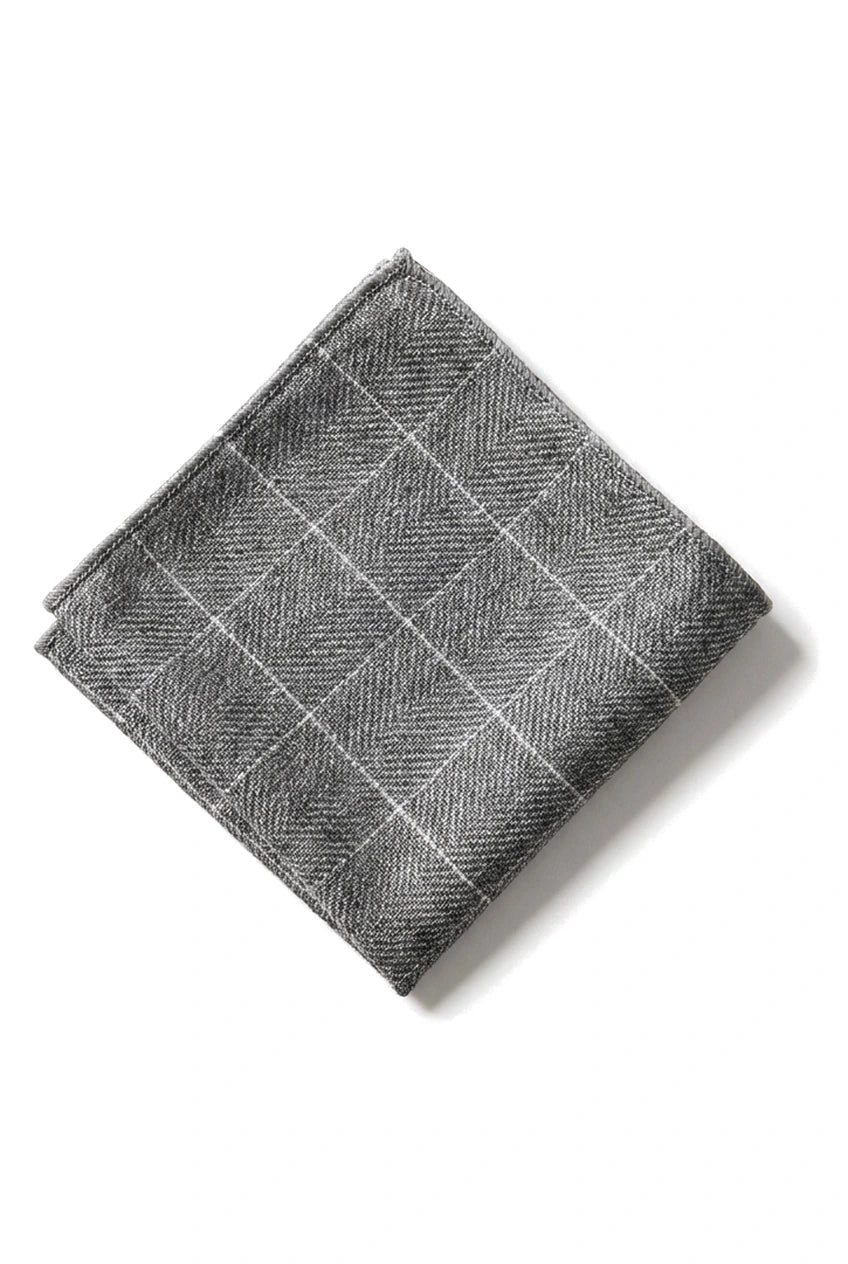 Confronta i colori Cravatta a spina di pesce in tweed da uomo con fazzoletto da taschino a quadri grigio classico