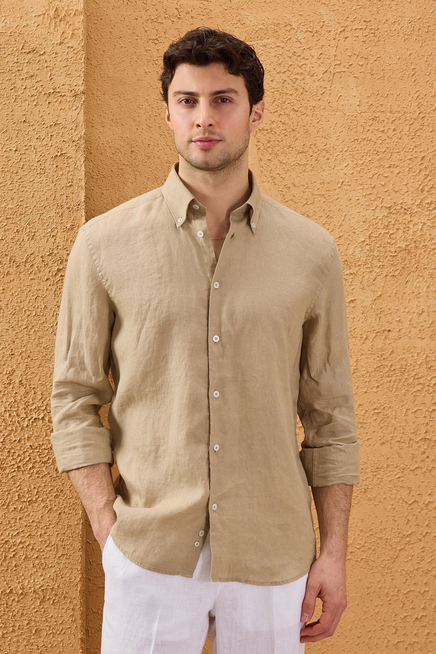 Camicia da uomo in puro lino beige scuro, a maniche lunghe, con bottoni, ideale per l'estate.