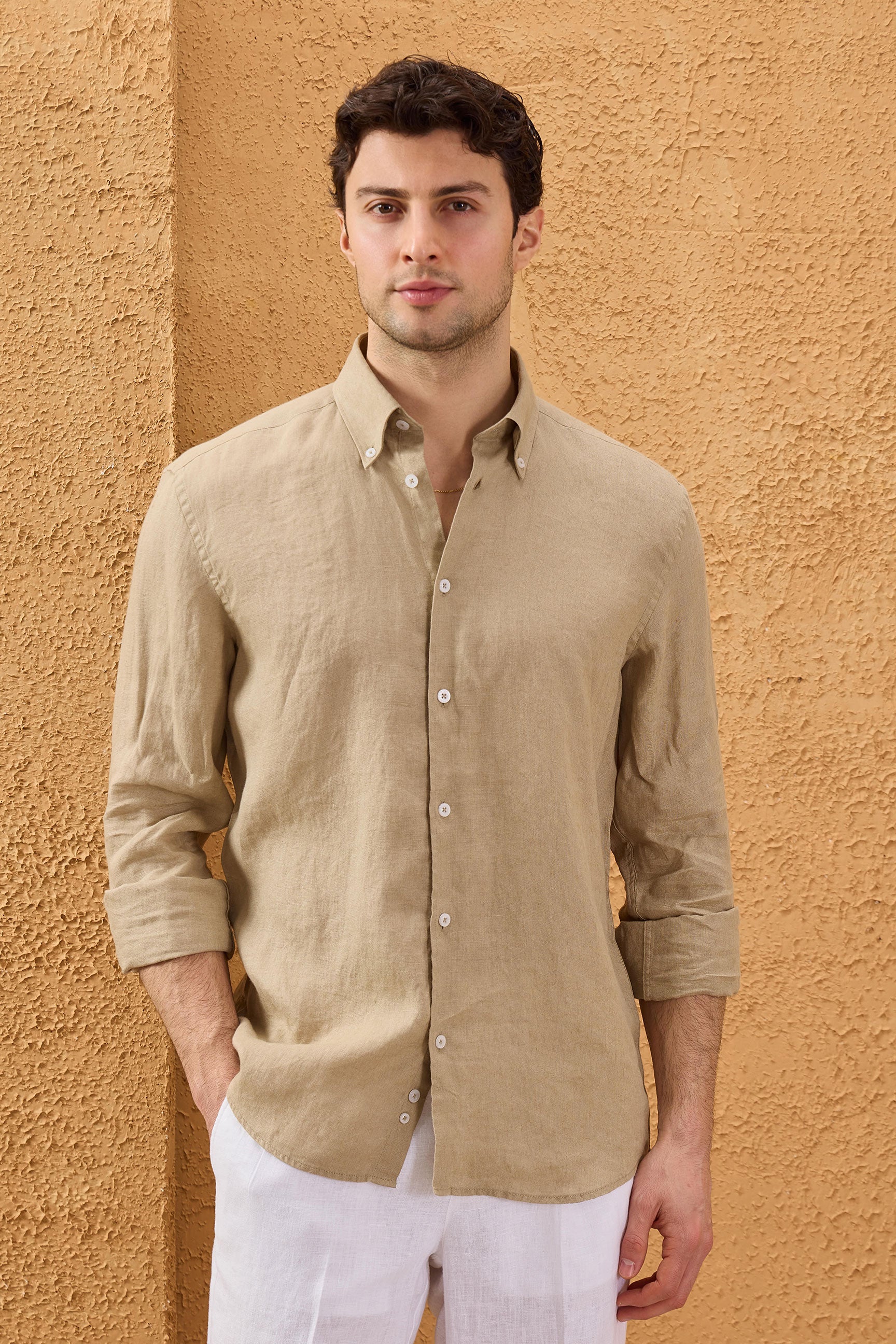 Camicia da uomo in puro lino beige scuro, a maniche lunghe, con bottoni, ideale per l'estate.