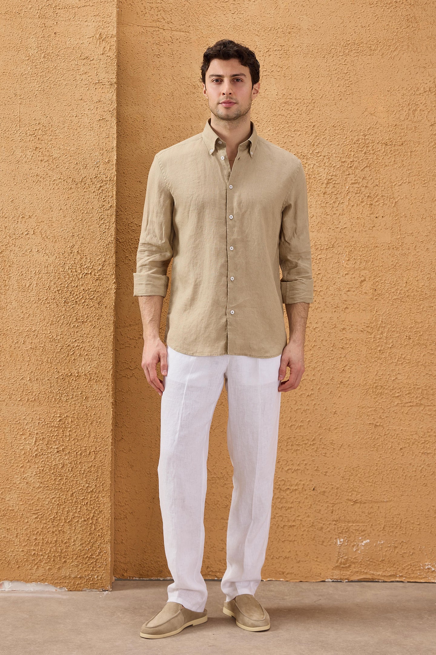 Camicia da uomo in puro lino beige scuro, a maniche lunghe, con bottoni, ideale per l'estate.