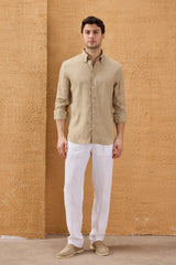 Camicia da uomo in puro lino beige scuro, a maniche lunghe, con bottoni, ideale per l'estate.