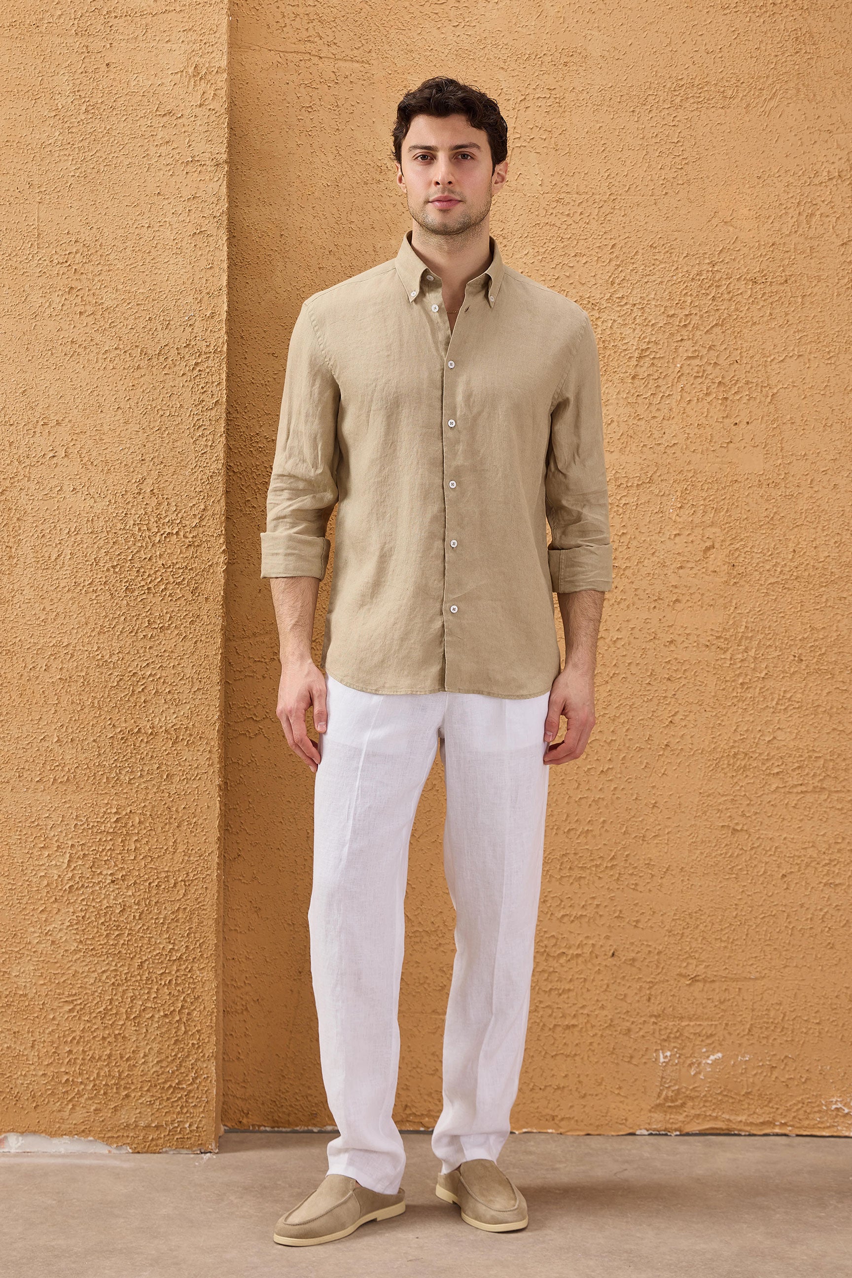 Camicia da uomo in puro lino beige scuro, a maniche lunghe, con bottoni, ideale per l'estate.