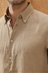 Camicia da uomo in puro lino beige scuro, a maniche lunghe, con bottoni, ideale per l'estate.