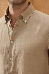 Camicia da uomo in puro lino beige scuro, a maniche lunghe, con bottoni, ideale per l'estate.