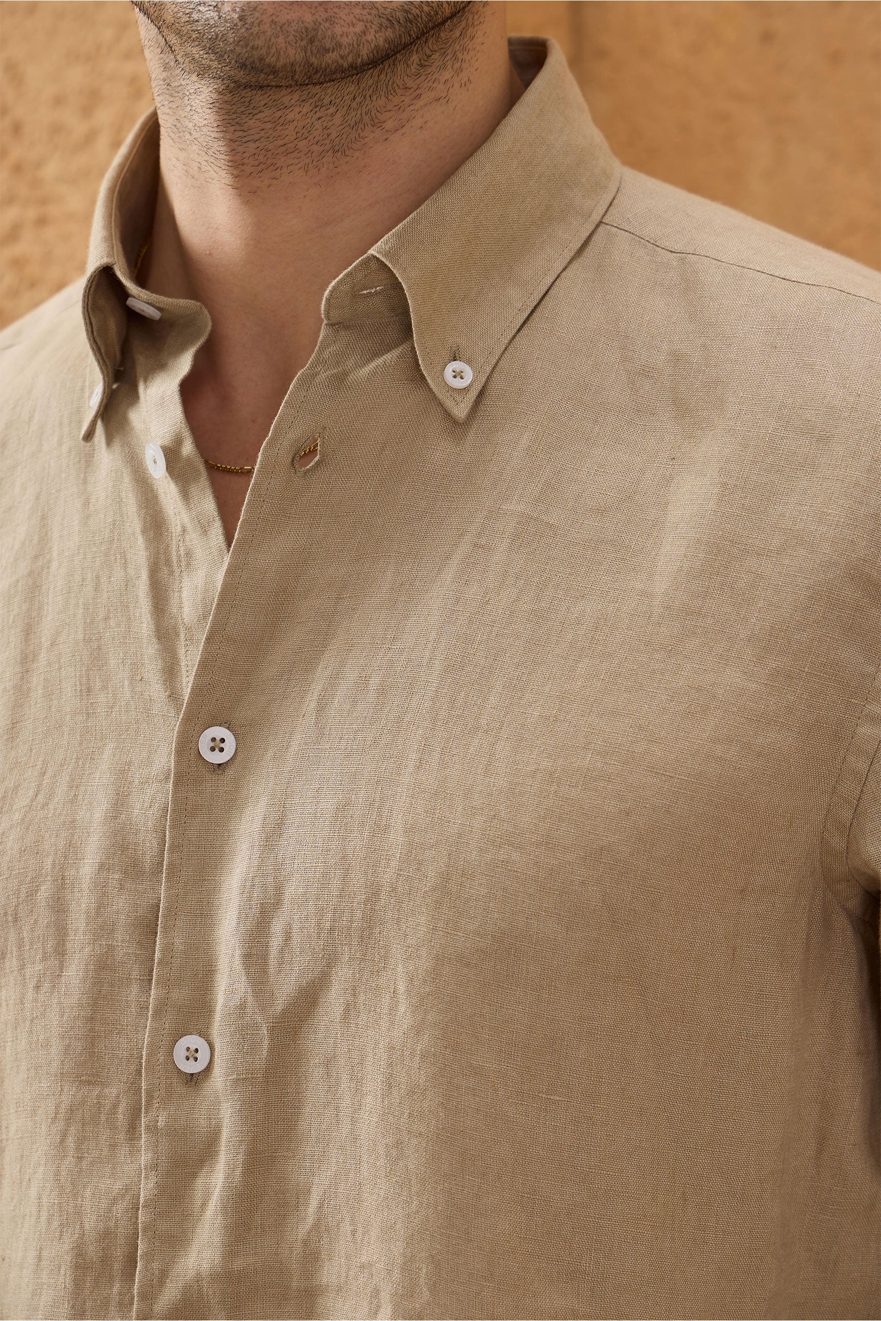 Camicia da uomo in puro lino beige scuro, a maniche lunghe, con bottoni, ideale per l'estate.