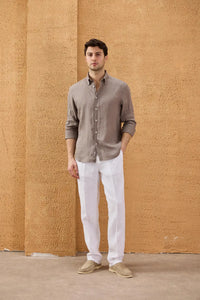 Camicia da uomo in puro lino marrone chiaro, a maniche lunghe, con bottoni, ideale per l'estate.