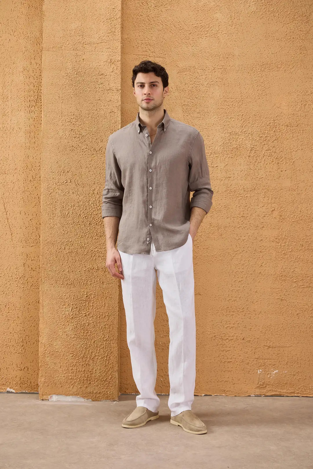 Camicia da uomo in puro lino marrone chiaro, a maniche lunghe, con bottoni, ideale per l'estate.