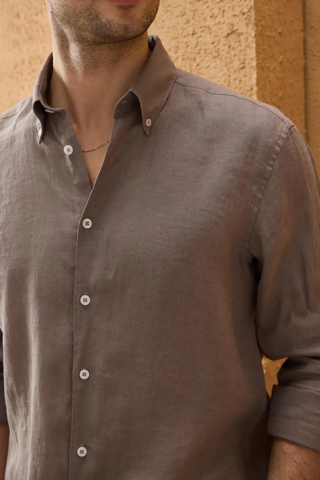 Camicia da uomo in puro lino marrone chiaro, a maniche lunghe, con bottoni, ideale per l'estate.