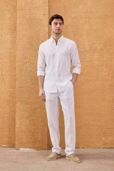 Camicia da uomo bianca in puro lino, a maniche lunghe, con bottoni, ideale per l'estate.