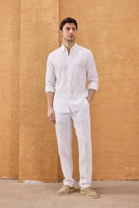 Camicia da uomo bianca in puro lino, a maniche lunghe, con bottoni, ideale per l'estate.