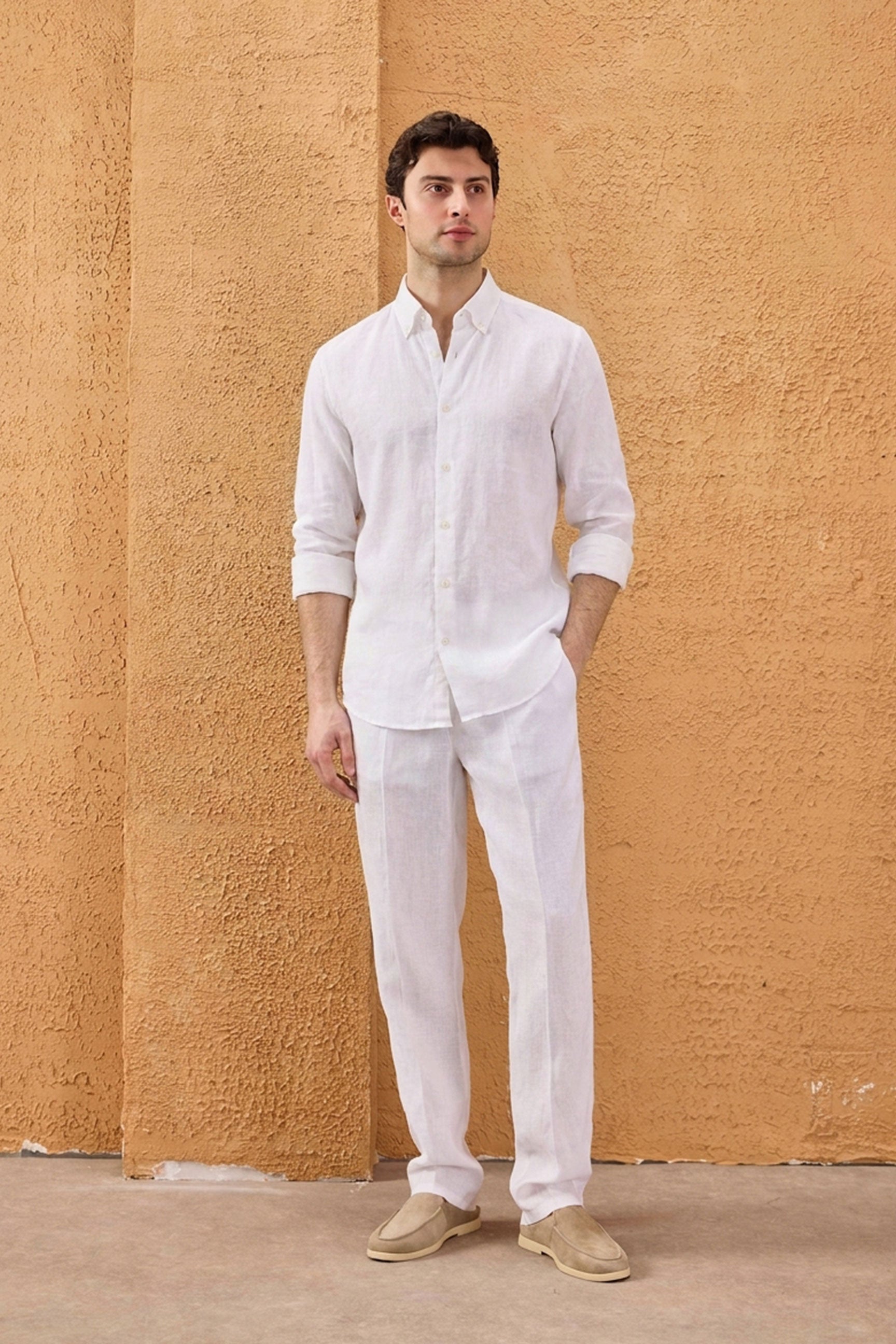 Camicia da uomo bianca in puro lino, a maniche lunghe, con bottoni, ideale per l'estate.