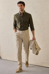 Pantaloni eleganti da uomo beige a pieghe, vestibilità classica e sartoriale.