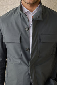 Completo da uomo elegante e casual composto da giacca safari in misto cotone verde salvia e pantaloni beige.