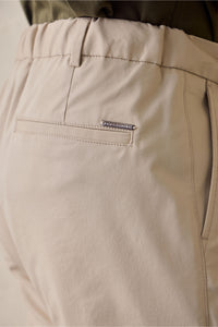 Pantaloni eleganti da uomo beige a pieghe, vestibilità classica e sartoriale.