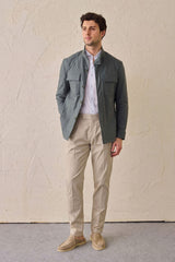Completo da uomo elegante e casual composto da giacca safari in misto cotone verde salvia e pantaloni beige.
