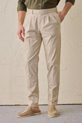 Pantaloni eleganti da uomo beige a pieghe, vestibilità classica e sartoriale.