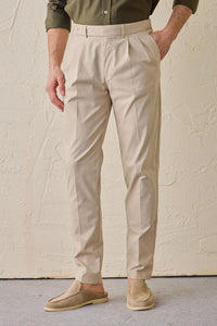 Pantaloni eleganti da uomo beige a pieghe, vestibilità classica e sartoriale.