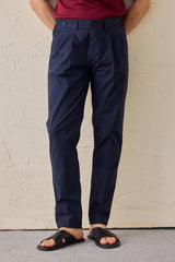 Pantaloni eleganti da uomo blu navy con pieghe, vestibilità classica sartoriale.