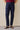 Pantaloni eleganti da uomo blu navy con pieghe, vestibilità classica sartoriale.