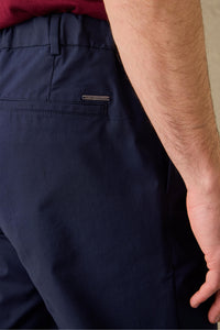 Pantaloni eleganti da uomo blu navy con pieghe, vestibilità classica sartoriale.