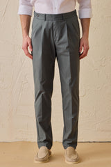 Pantaloni eleganti casual da uomo color verde salvia con pieghe, vestibilità classica sartoriale.
