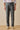 Pantaloni eleganti casual da uomo color verde salvia con pieghe, vestibilità classica sartoriale.
