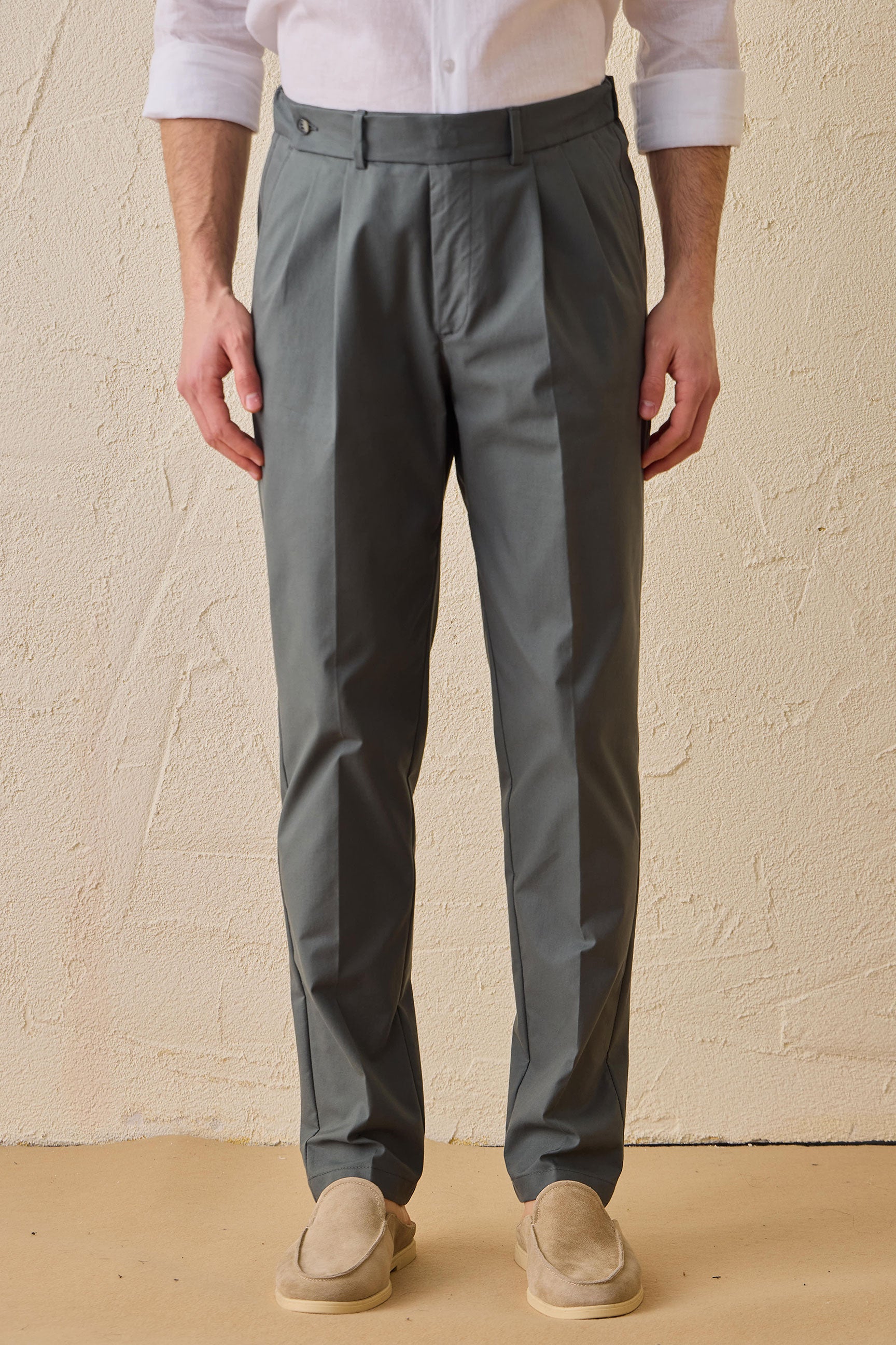 Pantaloni eleganti casual da uomo color verde salvia con pieghe, vestibilità classica sartoriale.