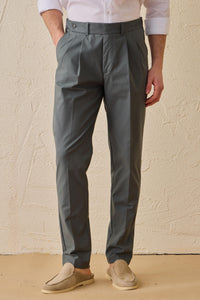 Pantaloni eleganti casual da uomo color verde salvia con pieghe, vestibilità classica sartoriale.