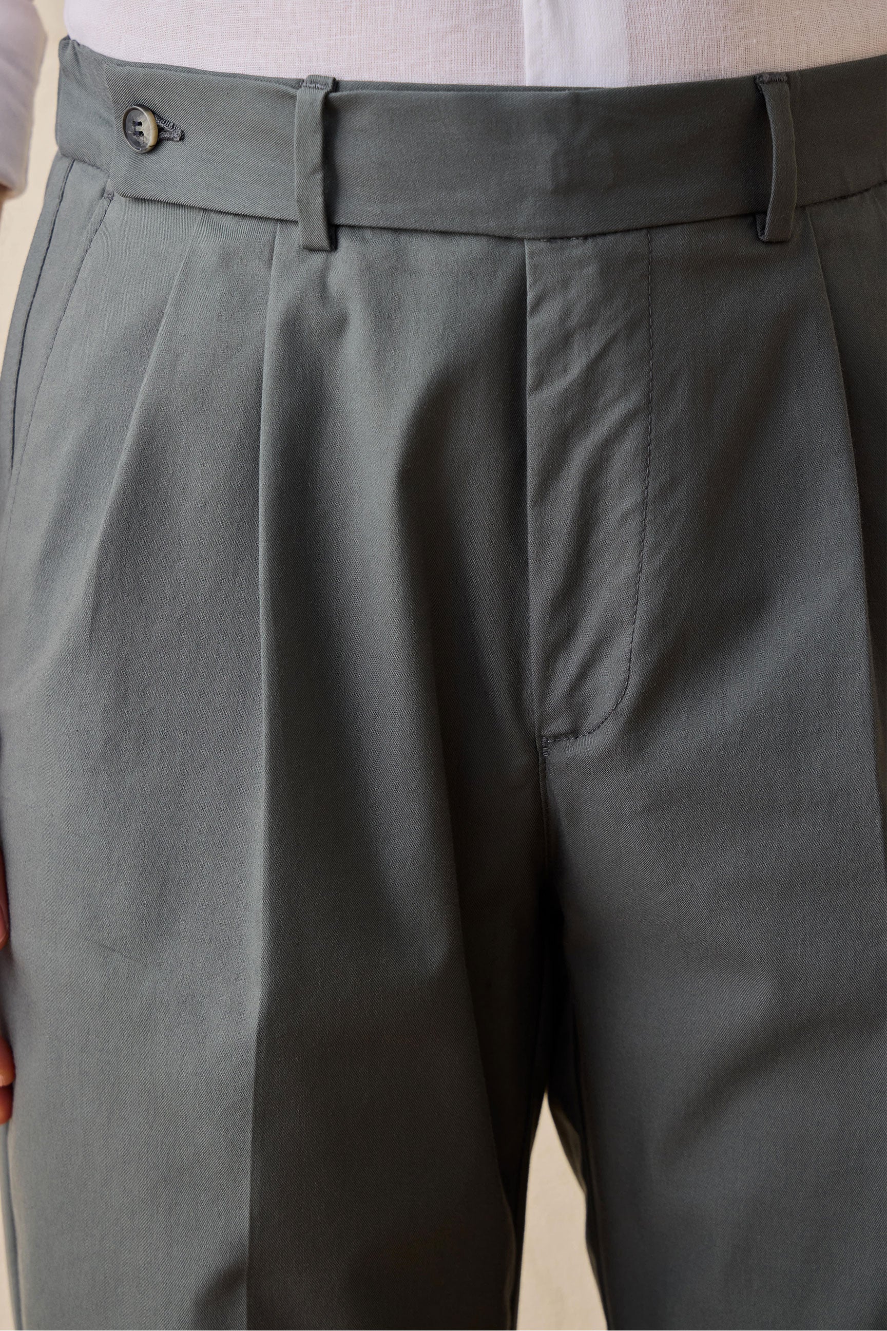 Pantaloni eleganti casual da uomo color verde salvia con pieghe, vestibilità classica sartoriale.