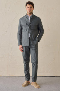 Pantaloni eleganti casual da uomo color verde salvia con pieghe, vestibilità classica sartoriale.