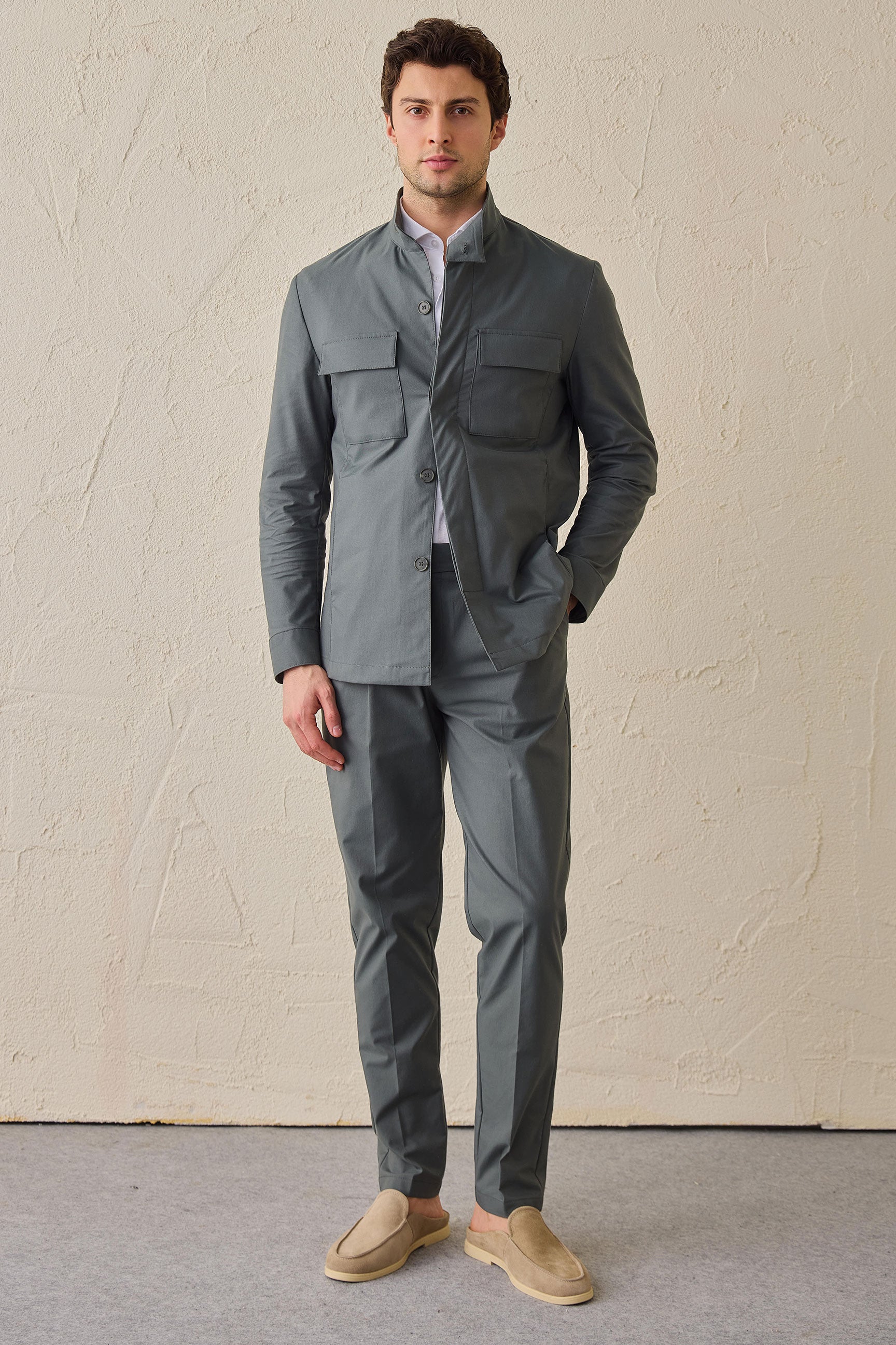 Pantaloni eleganti casual da uomo color verde salvia con pieghe, vestibilità classica sartoriale.