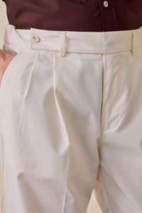 Pantaloni eleganti da uomo bianchi a pieghe, vestibilità classica sartoriale.