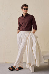 Pantaloni eleganti da uomo bianchi a pieghe, vestibilità classica sartoriale.