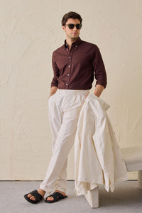 Pantaloni eleganti da uomo bianchi a pieghe, vestibilità classica sartoriale.