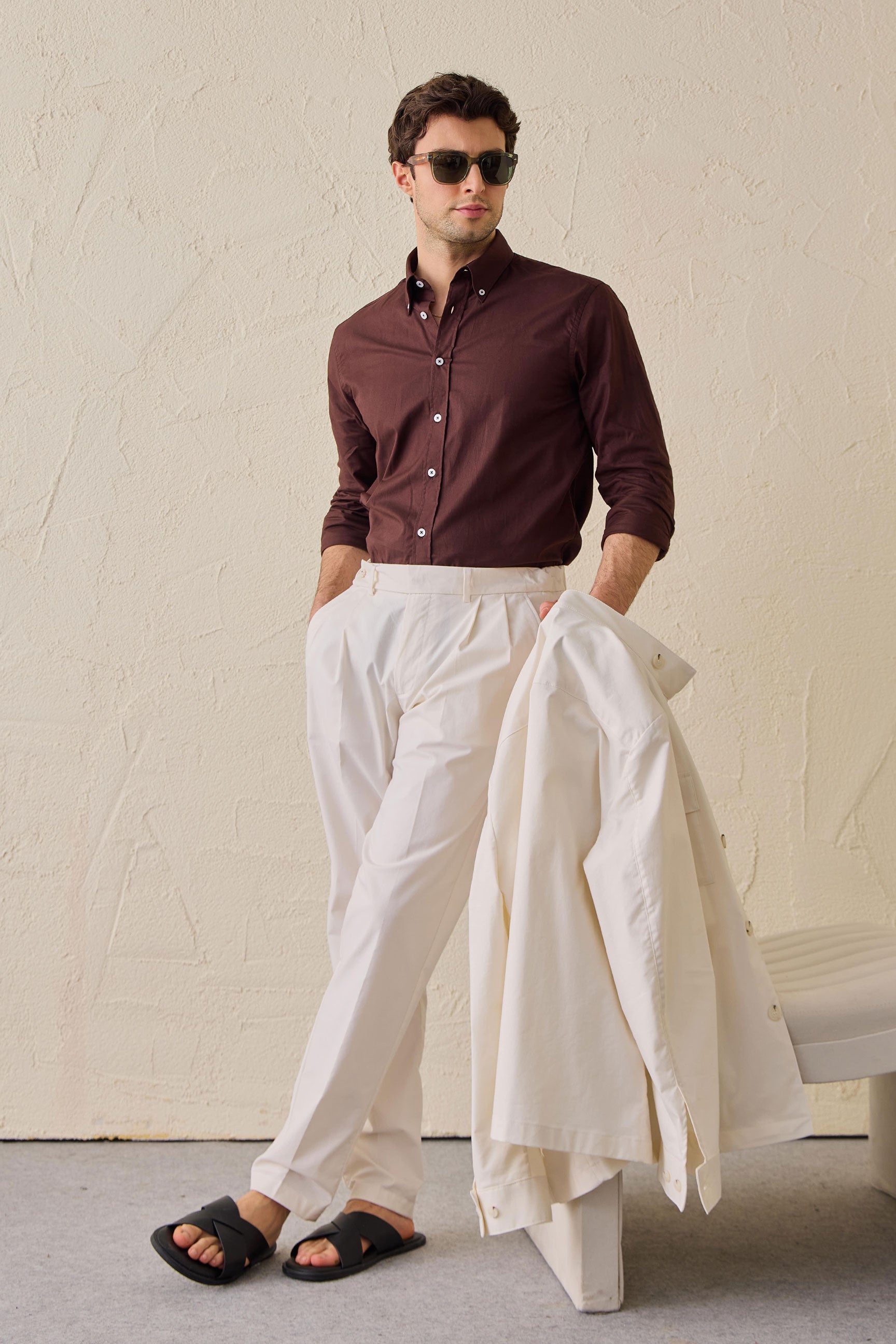 Pantaloni eleganti da uomo bianchi a pieghe, vestibilità classica sartoriale.