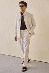 Pantaloni eleganti da uomo bianchi a pieghe, vestibilità classica sartoriale.