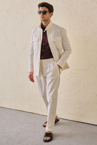 Pantaloni eleganti da uomo bianchi a pieghe, vestibilità classica sartoriale.