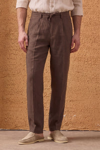 Pantaloni da uomo marroni in 100% lino, con pieghe e coulisse, vestibilità dritta e rilassata.