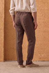 Completo da uomo in lino marrone, elegante e casual, due pezzi, con cerniera frontale, stile safari, estivo.