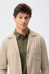 Completo da uomo elegante e casual in morbido jersey beige, composto da giacca blazer e pantaloni.